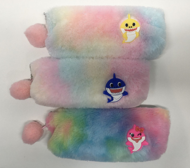 Пенал-косметичка: материал-искусственный мех, цветной /ассорти/, аппликация-акула, в пластиковой упаковке; размер 21*9 см.