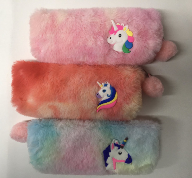 Пенал-косметичка: материал-искусственный мех, цветной /ассорти/, аппликация-единорог, в пластиковой упаковке; размер 21*9 см.