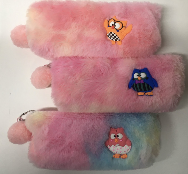 Пенал-косметичка: материал-искусственный мех, цветной /ассорти/, аппликация-сова, в пластиковой упаковке; размер 21*9 см. Пенал-косметичка: материал-искусственный мех, цветной /ассорти/, аппликация-сова, в пластиковой упаковке; размер 21*9 см.