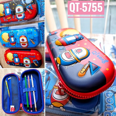 Пенал-футляр: "КОСМОС"; материал-ЭВА (мягкий пластик), цвета-ассорти,  с объёмным выпуклым рисунком, внутри отделение из сетки, вкладыш с отделениями для ручек и карманом; размер 22,5*10 см, в плстиковой упаковке на подложке.