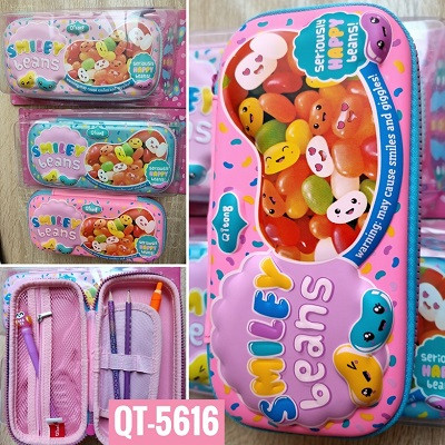 Пенал-футляр: "СМАЙЛИКИ"; материал-ЭВА (мягкий пластик), цвета-ассорти,  с объёмным выпуклым рисунком, внутри отделение из сетки, вкладыш с отделениями для ручек и карманом, размер 22,5*10 см, в плстиковой упаковке на подложке.