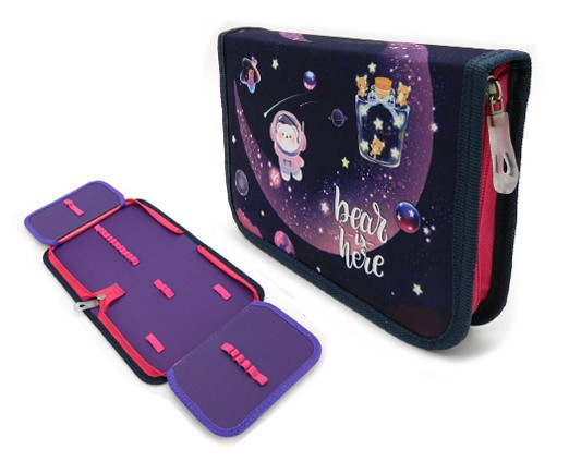 Пенал 1 отд. CM-8950 "Мишка в космосе" с 2-мя створками, текстиль, 21*14*4см, фиолетовый (1/1/100) Пенал 1 отд. CM-8950 "Мишка в космосе" с 2-мя створками, текстиль, 21*14*4см, фиолетовый (1/1/100)