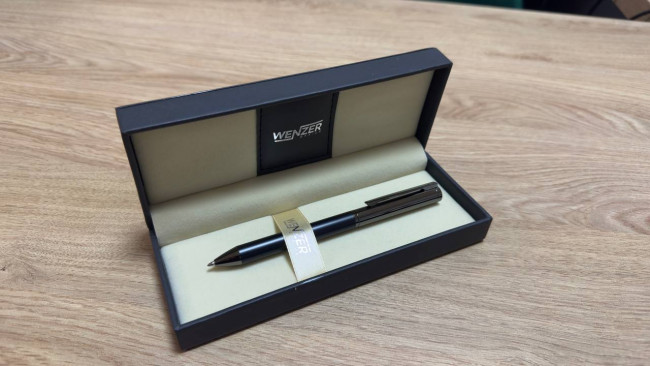 Ручка шариковая подарочная 0,7мм синяя Wenzer Office "Anthurium" черный матовый корпус, с поворотным механизмом Ручка шариковая подарочная 0,7мм синяя Wenzer Office "Anthurium" черный матовый корпус, с поворотным механизмом