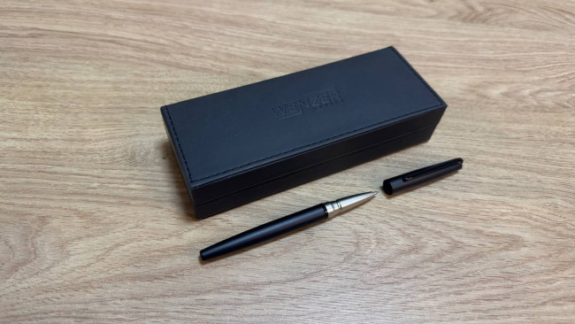 Ручка-роллер подарочная 0,5 мм синяя Wenzer Office “Black Surprise”, матовый чёрный корпус Ручка-роллер подарочная 0,5 мм синяя Wenzer Office “Black Surprise”, матовый чёрный корпус