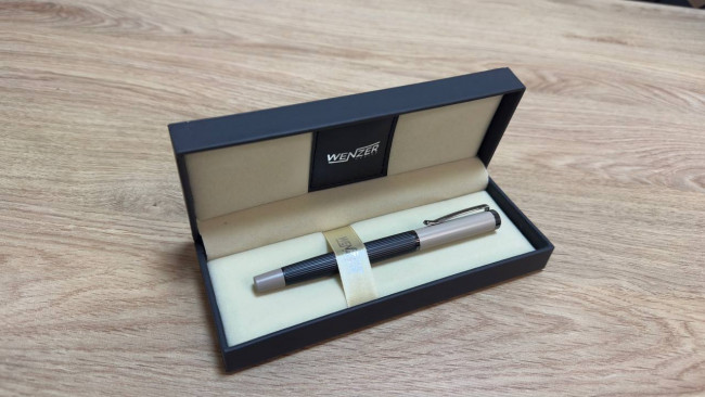 Ручка-роллер подарочная 0,5мм синяя Wenzer Office “Apex ”, матовый чёрно-бежевый корпус Ручка-роллер подарочная 0,5мм синяя Wenzer Office “Apex ”, матовый чёрно-бежевый корпус