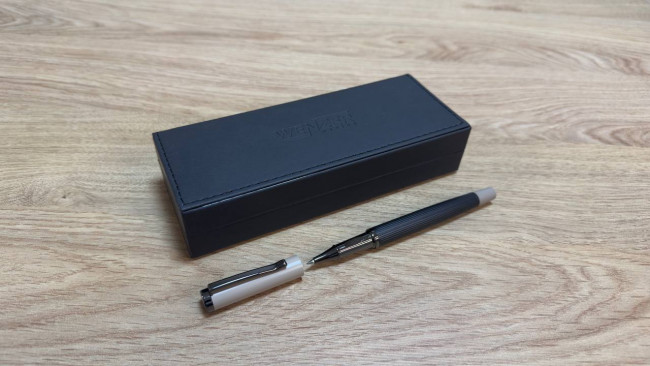 Ручка-роллер подарочная 0,5мм синяя Wenzer Office “Apex ”, матовый чёрно-бежевый корпус Ручка-роллер подарочная 0,5мм синяя Wenzer Office “Apex ”, матовый чёрно-бежевый корпус