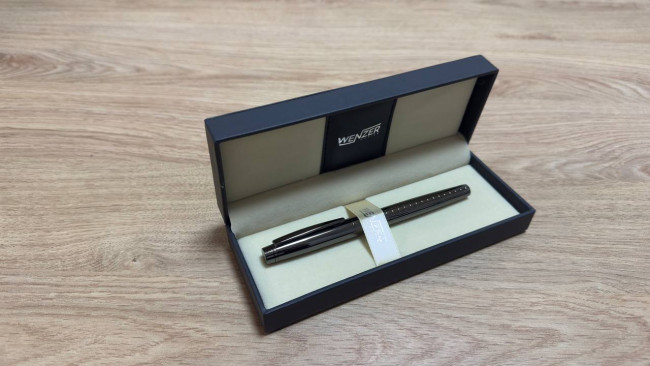 Ручка-роллер подарочная 0,5мм синяя Wenzer Office “Francisca”, серый корпус Ручка-роллер подарочная 0,5мм синяя Wenzer Office “Francisca”, серый корпус