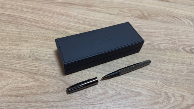 Ручка-роллер подарочная 0,5мм синяя Wenzer Office “Francisca”, серый корпус Ручка-роллер подарочная 0,5мм синяя Wenzer Office “Francisca”, серый корпус