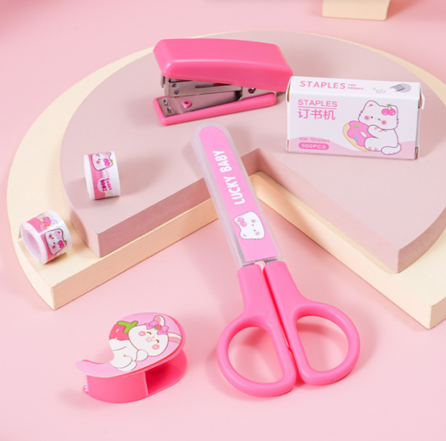 Ножницы детские, степлер, скотч декоративный "Lucky Baby" из 6 предметов, Miax/0240 Ножницы детские, степлер, скотч декоративный "Lucky Baby" из 6 предметов, Miax/0240