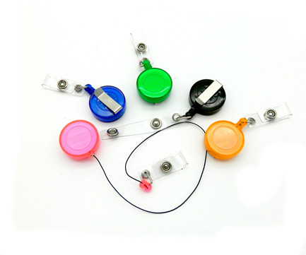 Рулетка для бейджа, проездного, карточек BX-73 с зажимом длина шнура 80 см, диаметр рулетки 3 см, цвета в асс (12/12/1992) Рулетка для бейджа, проездного, карточек BX-73 с зажимом длина шнура 80 см, диаметр рулетки 3 см, цвета в асс (12/12/1992)